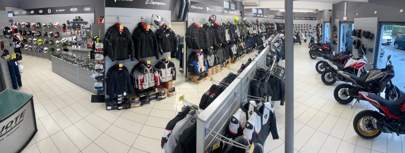 panoramica-interno-negozio-dueruote